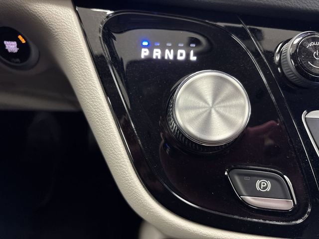 Used 2023 Chrysler Pacifica Touring-L image 11