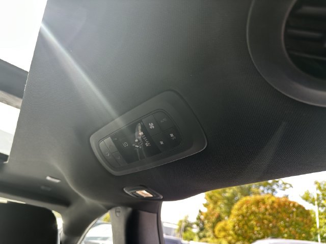 Used 2024 Chrysler Pacifica Premium FWD image 38