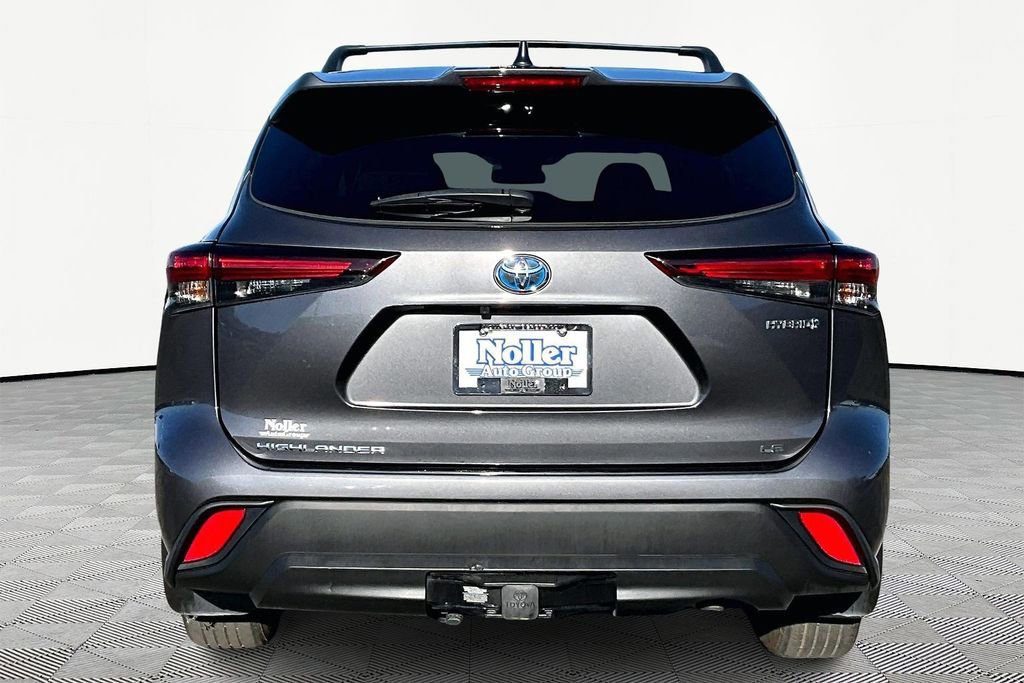 Used 2024 Toyota Highlander LE FWD image 3