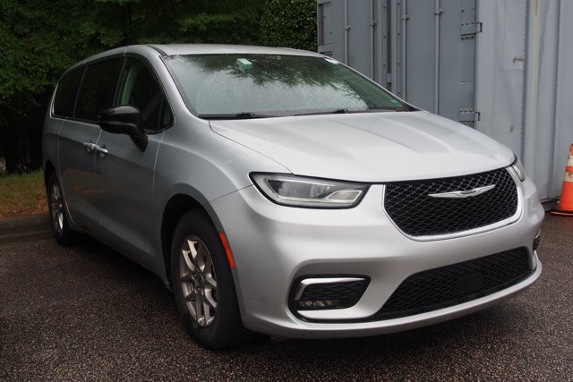 Used 2024 Chrysler Pacifica Touring-L FWD image 2