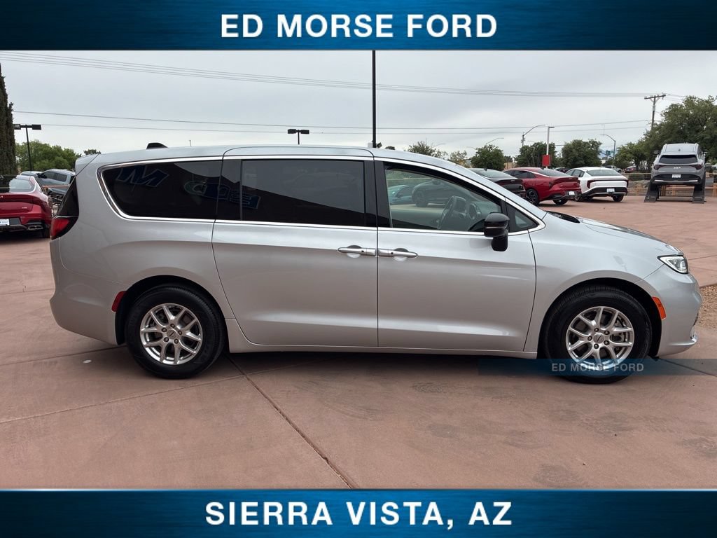 Used 2024 Chrysler Pacifica Touring-L FWD image 11