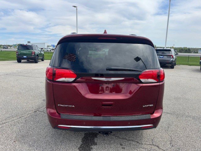 Used 2020 Chrysler Pacifica Limited w/ Tire & Wheel Group FWD image 8