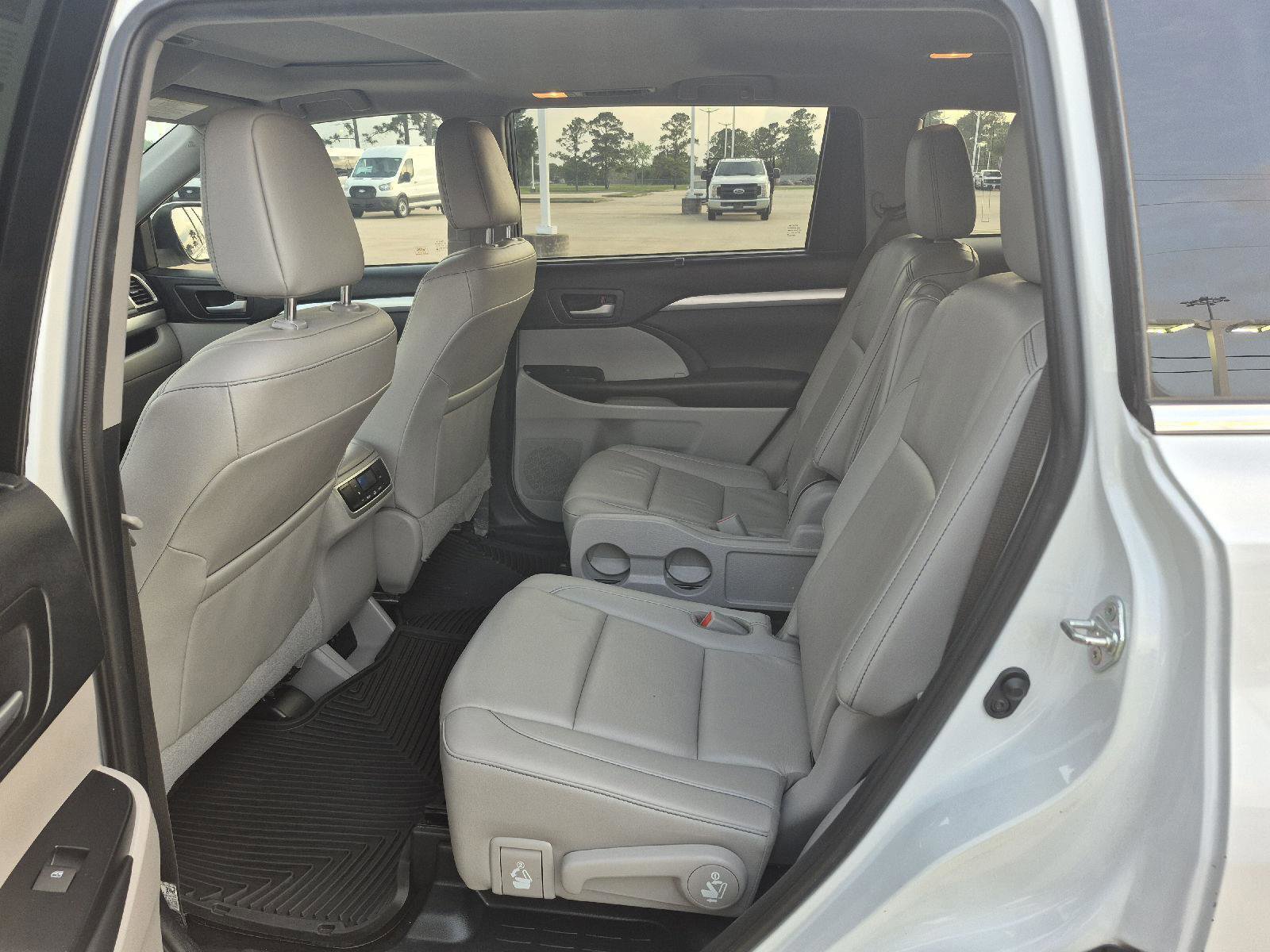 Used 2019 Toyota Highlander XLE FWD image 15