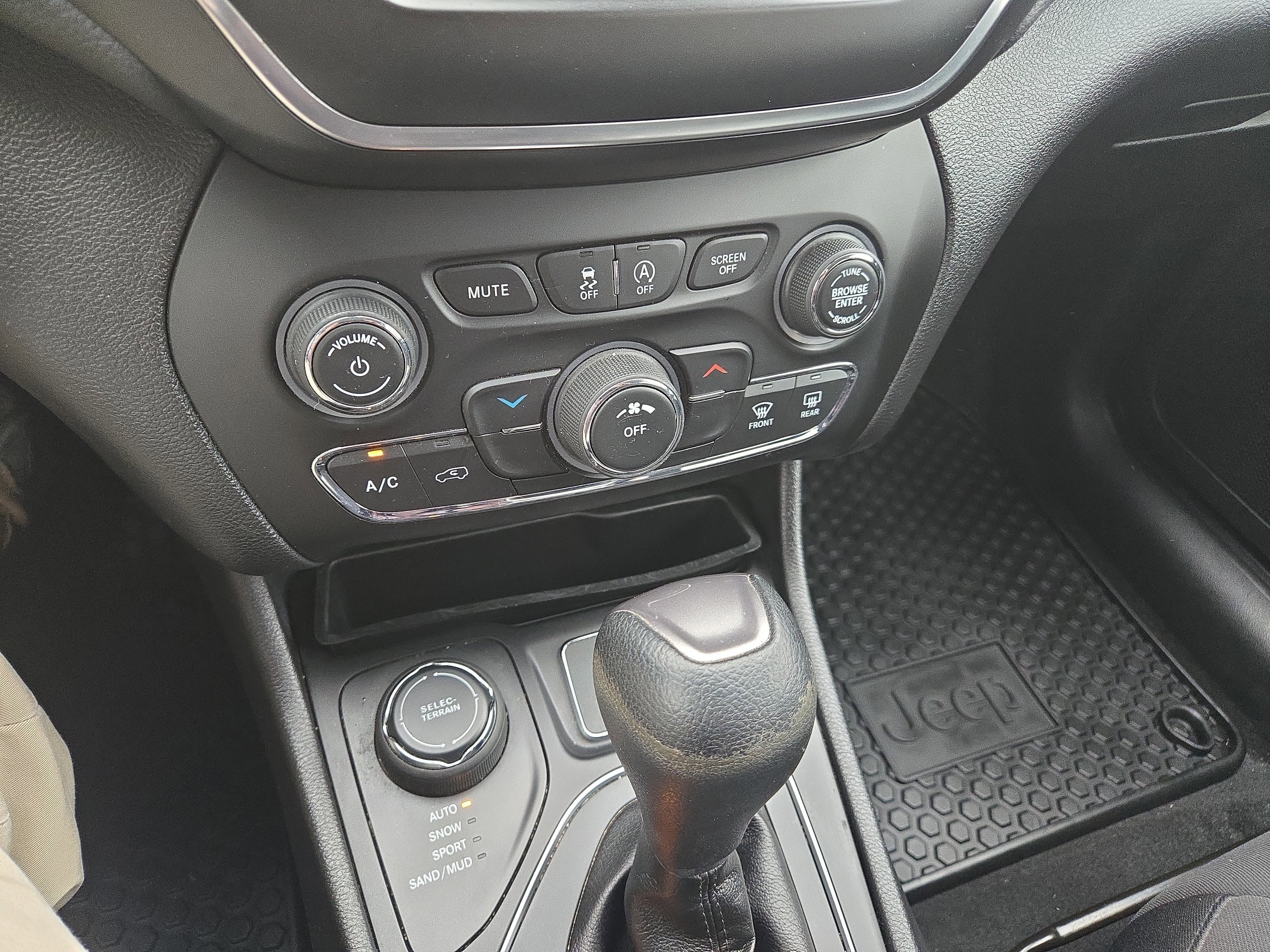 Used 2020 Jeep Cherokee Latitude w/ Cold Weather Group image 22