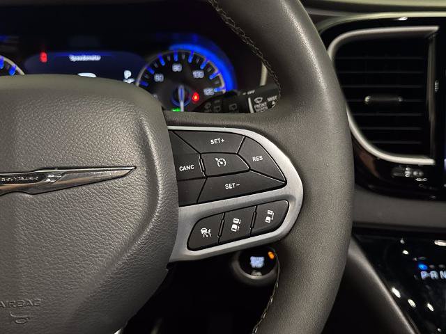 Used 2025 Chrysler Pacifica Select FWD image 21