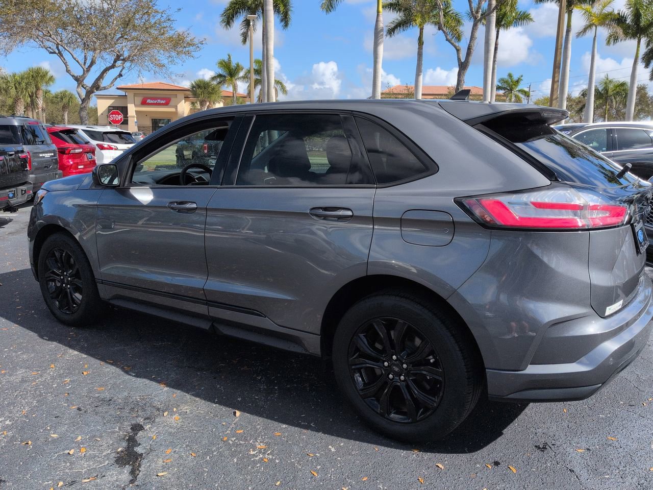 Certified 2022 Ford Edge SE w/ Black Appearance Package image 3