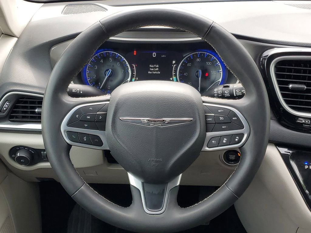 Used 2023 Chrysler Pacifica Touring-L image 26