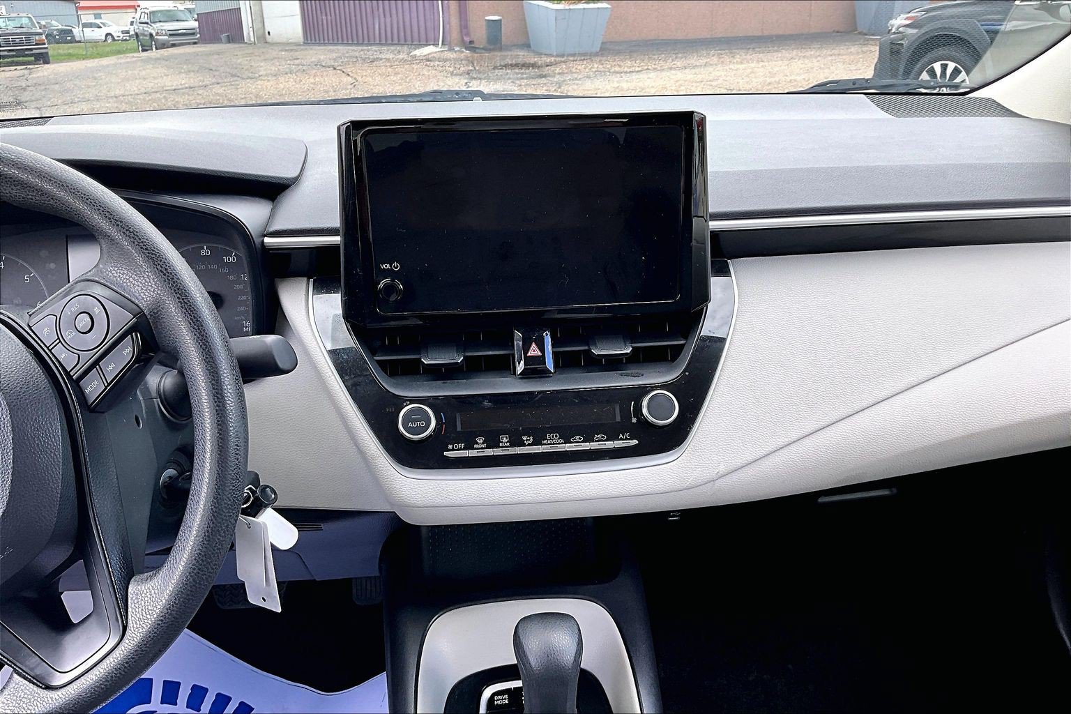 Used 2025 Toyota Corolla LE FWD image 30