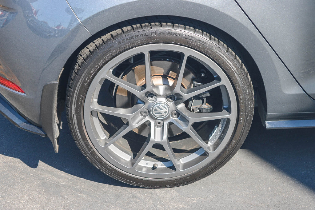 Used 2018 Volkswagen Golf R 4-Door AWD/4WD image 11