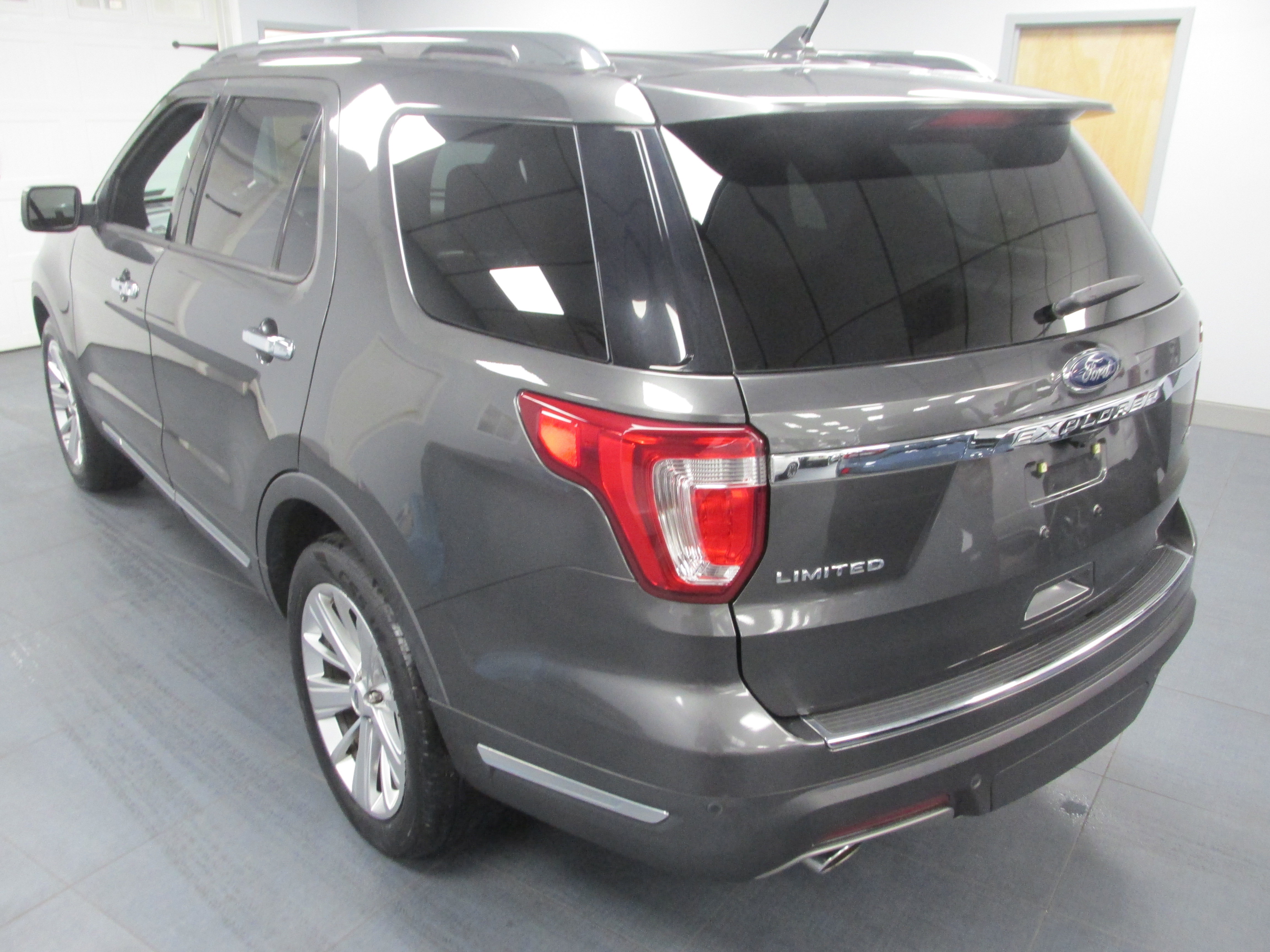 Certified 2019 Ford Explorer Limited w/ Class III Trailer Tow Package image 5