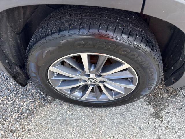 Used 2019 Toyota Highlander XLE AWD/4WD image 17