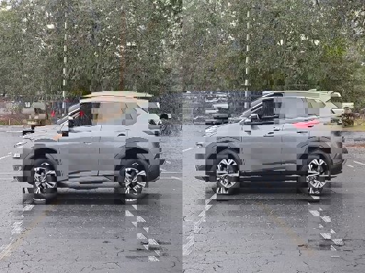 Used 2023 Nissan Rogue SV image 2