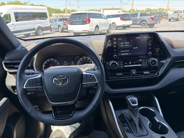 Used 2022 Toyota Highlander XSE FWD image 25