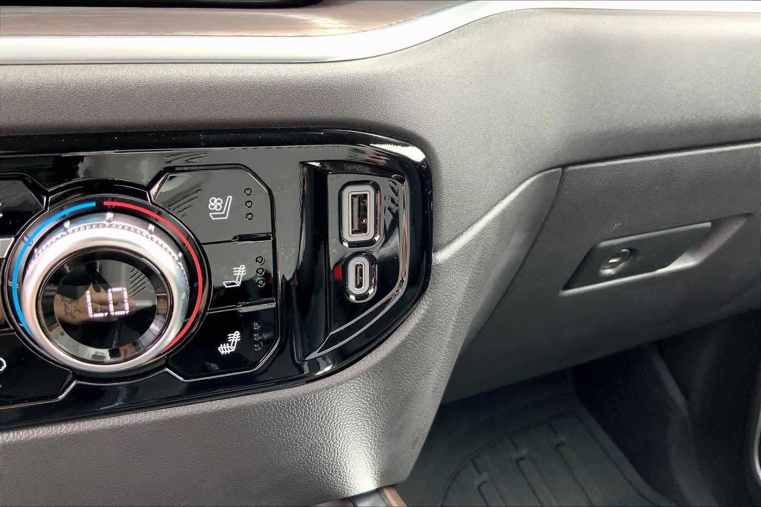 Used 2025 GMC Sierra 1500 SLT w/ SLT Premium Plus Package AWD/4WD image 31