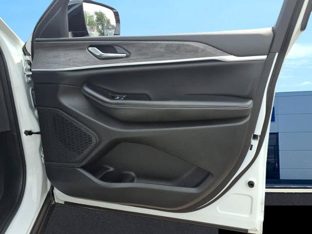Used 2023 Jeep Grand Cherokee L Limited AWD/4WD image 13