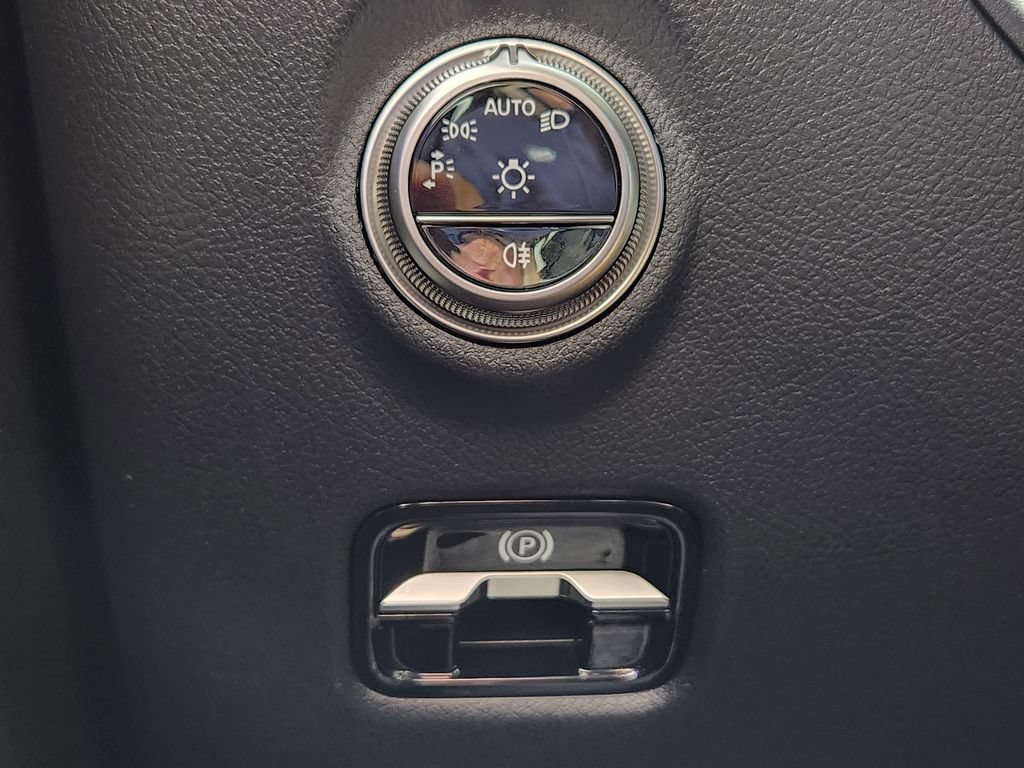 Used 2025 Mercedes-Benz C 300 4MATIC Sedan image 27