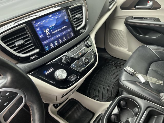 Used 2019 Chrysler Pacifica Touring-L FWD image 17