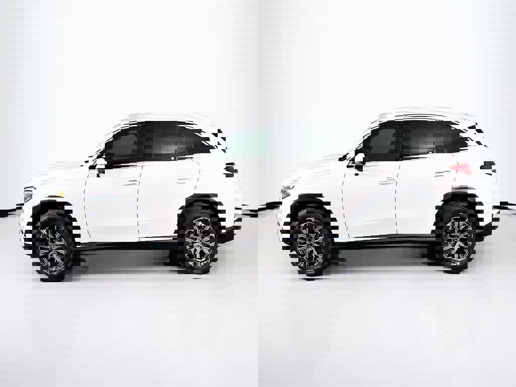 Used 2024 Mercedes-Benz GLC 300 4MATIC image 2