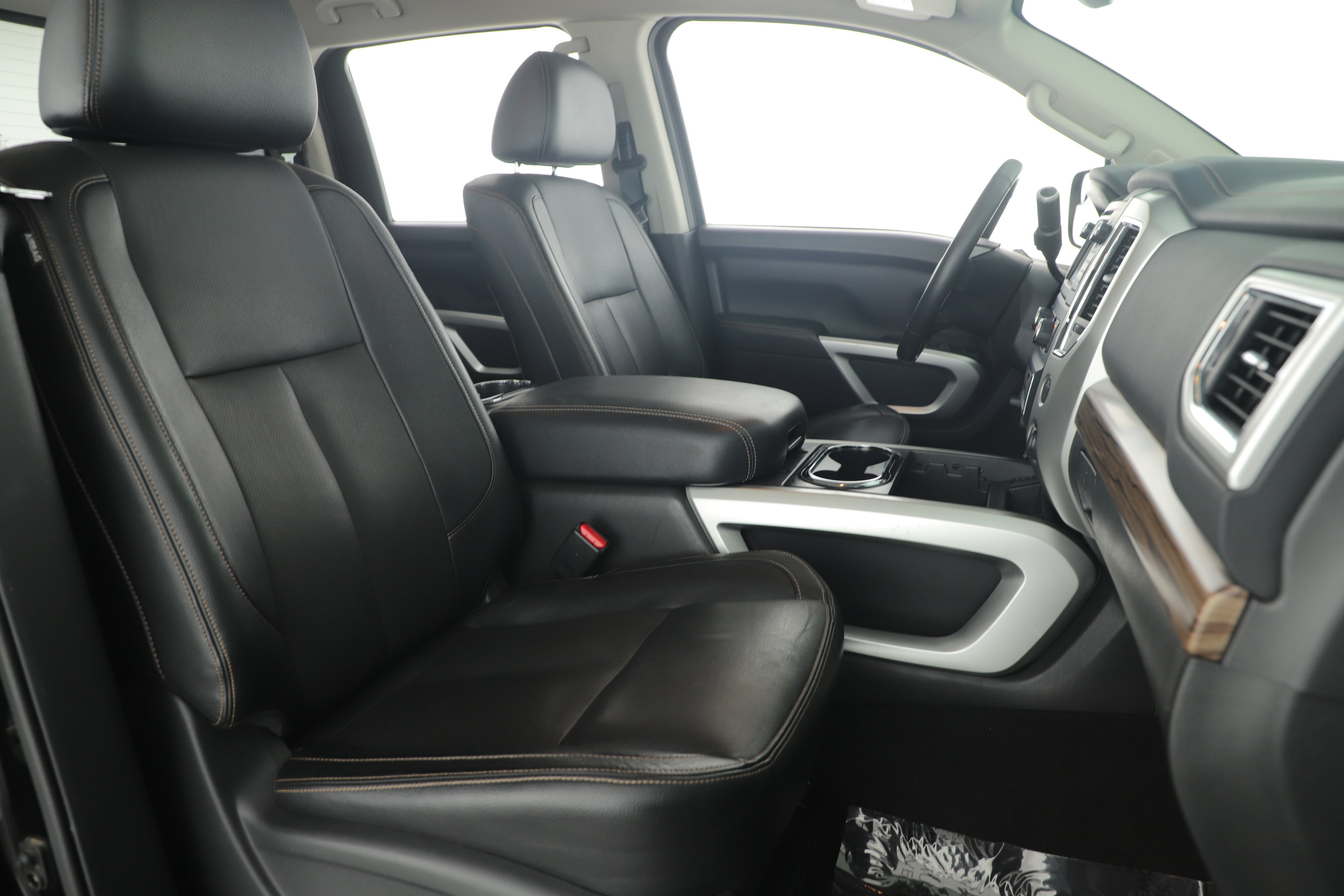 Used 2019 Nissan Titan SL image 22