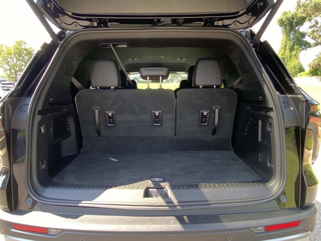Used 2026 Chevrolet Traverse LT FWD image 6