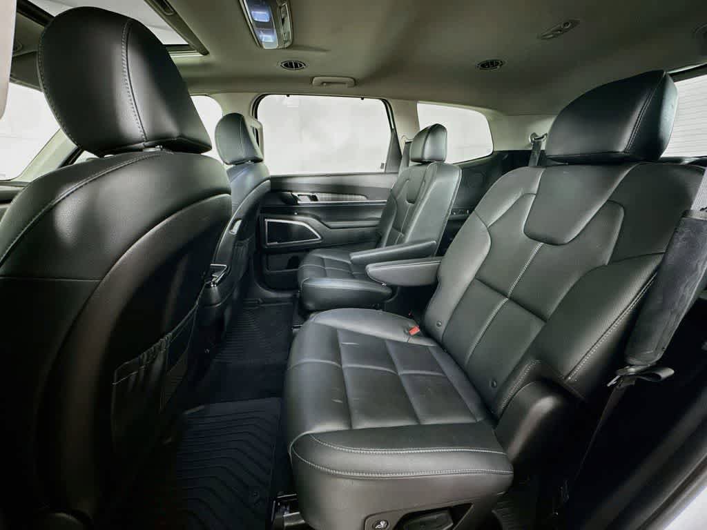 Used 2024 Kia Telluride EX w/ EX Captain's Chair Package FWD image 13