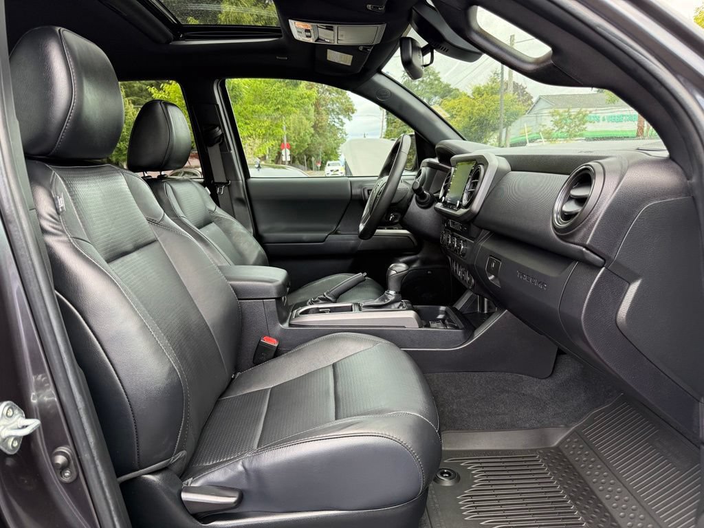 Used 2022 Toyota Tacoma TRD Sport w/ TRD Premium Sport Package AWD/4WD image 9
