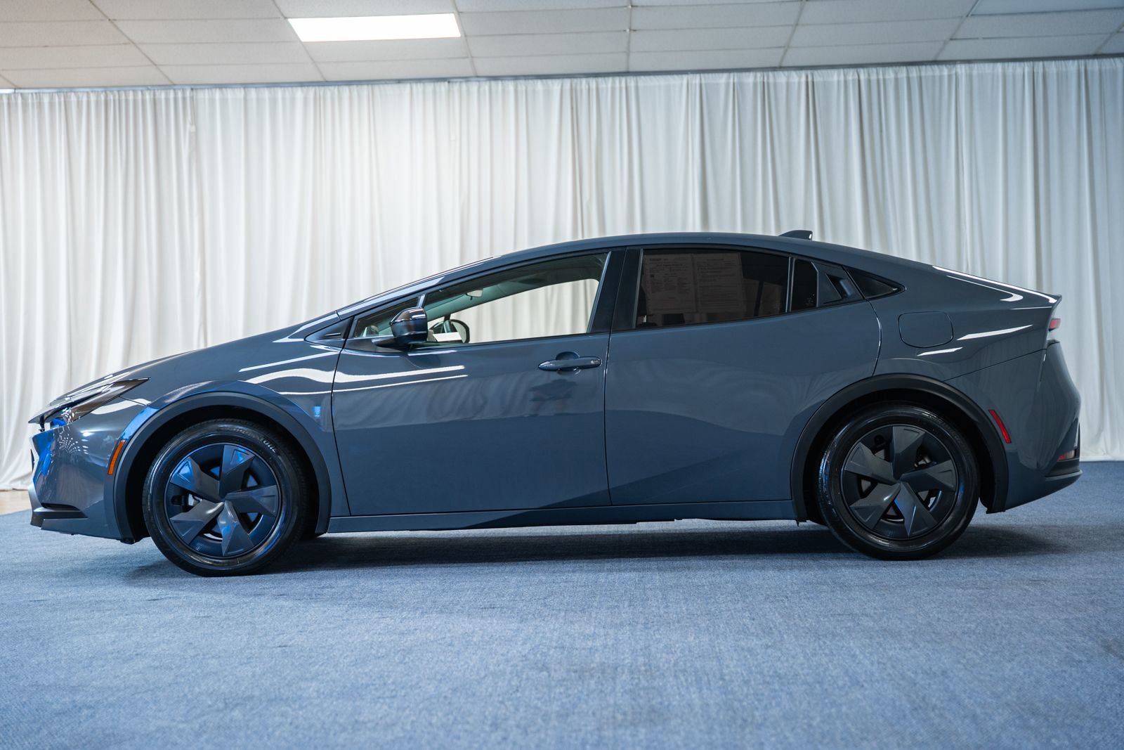 Used 2024 Toyota Prius LE FWD image 4