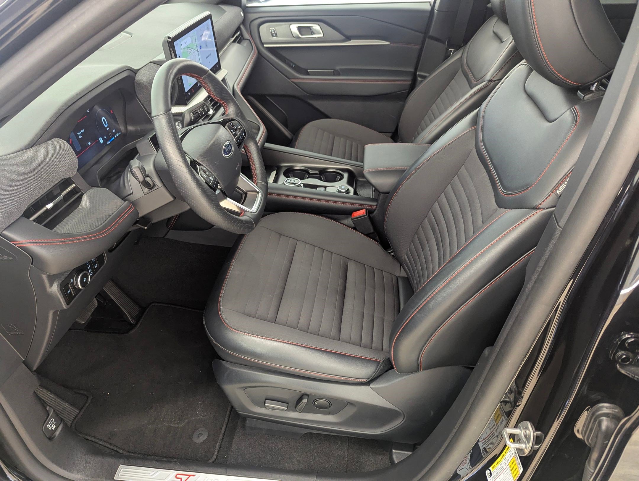 Certified 2025 Ford Explorer ST-Line w/ ST-Line Street Pack image 5