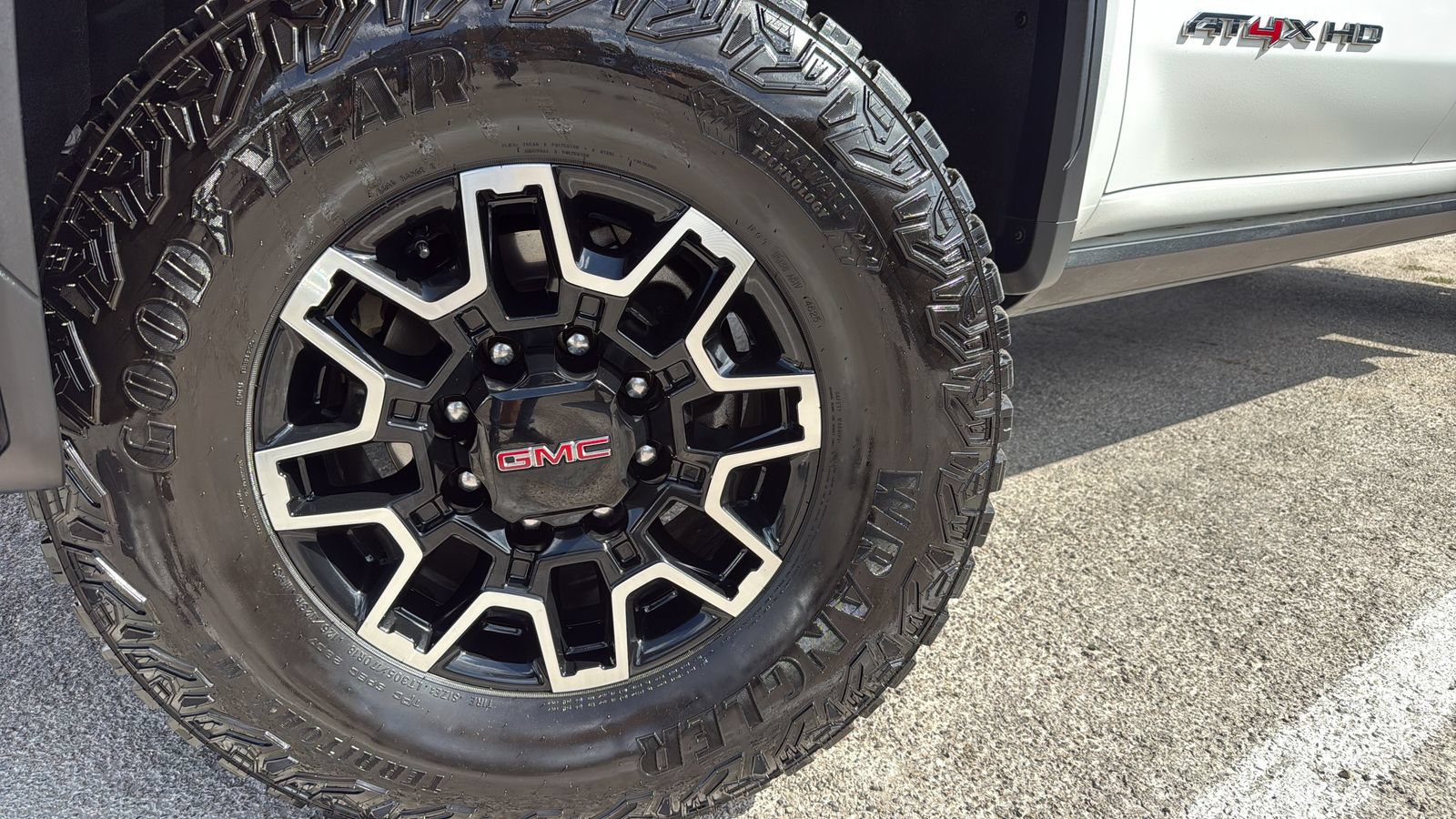 Used 2024 GMC Sierra 2500 AT4X AWD/4WD image 27