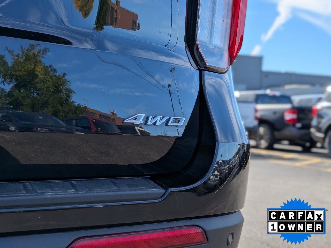 Certified 2025 Ford Explorer Platinum w/ Ultimate Package AWD/4WD image 12