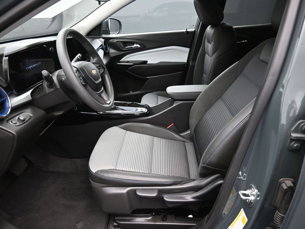 Used 2025 Chevrolet Trax LT image 21