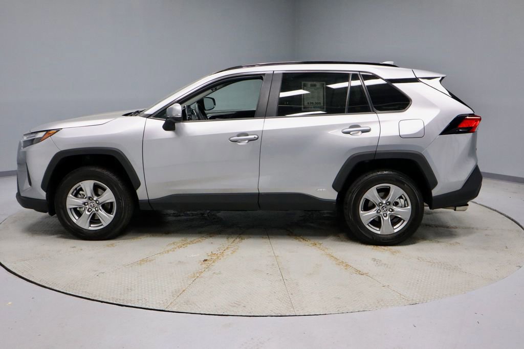 Used 2025 Toyota RAV4 XLE AWD/4WD image 2