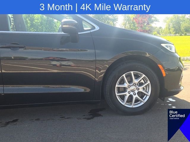 Used 2023 Chrysler Pacifica Touring-L FWD image 5