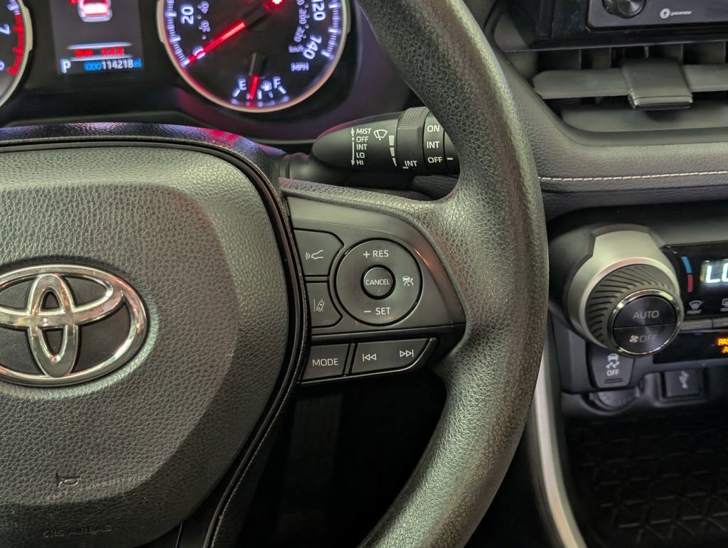 Used 2020 Toyota RAV4 XLE AWD/4WD image 18