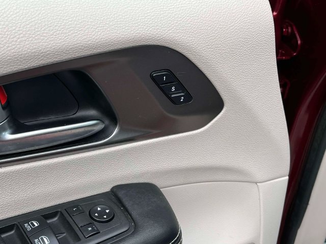 Used 2022 Chrysler Pacifica Touring-L FWD image 28