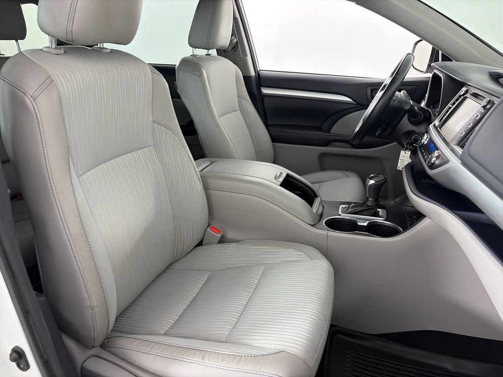 Used 2018 Toyota Highlander Plus w/ Carpet Mat Package (TMS) AWD/4WD image 30