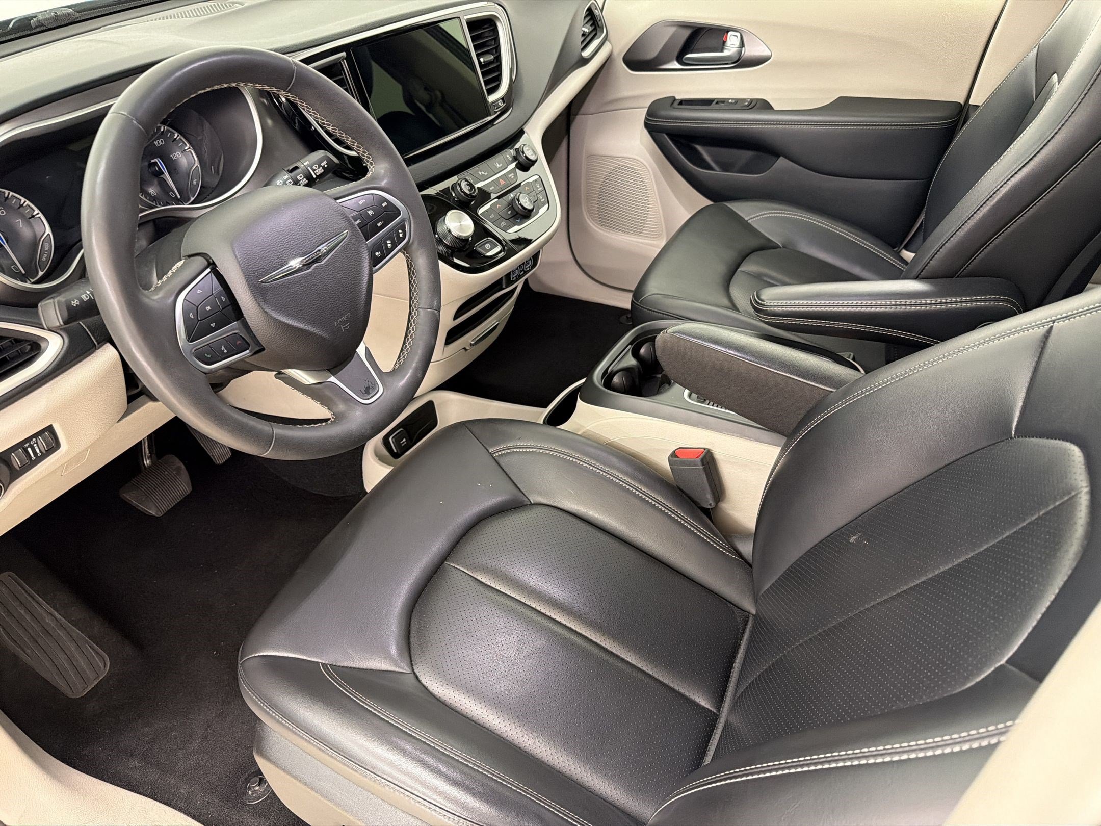 Used 2023 Chrysler Pacifica Touring-L FWD image 26
