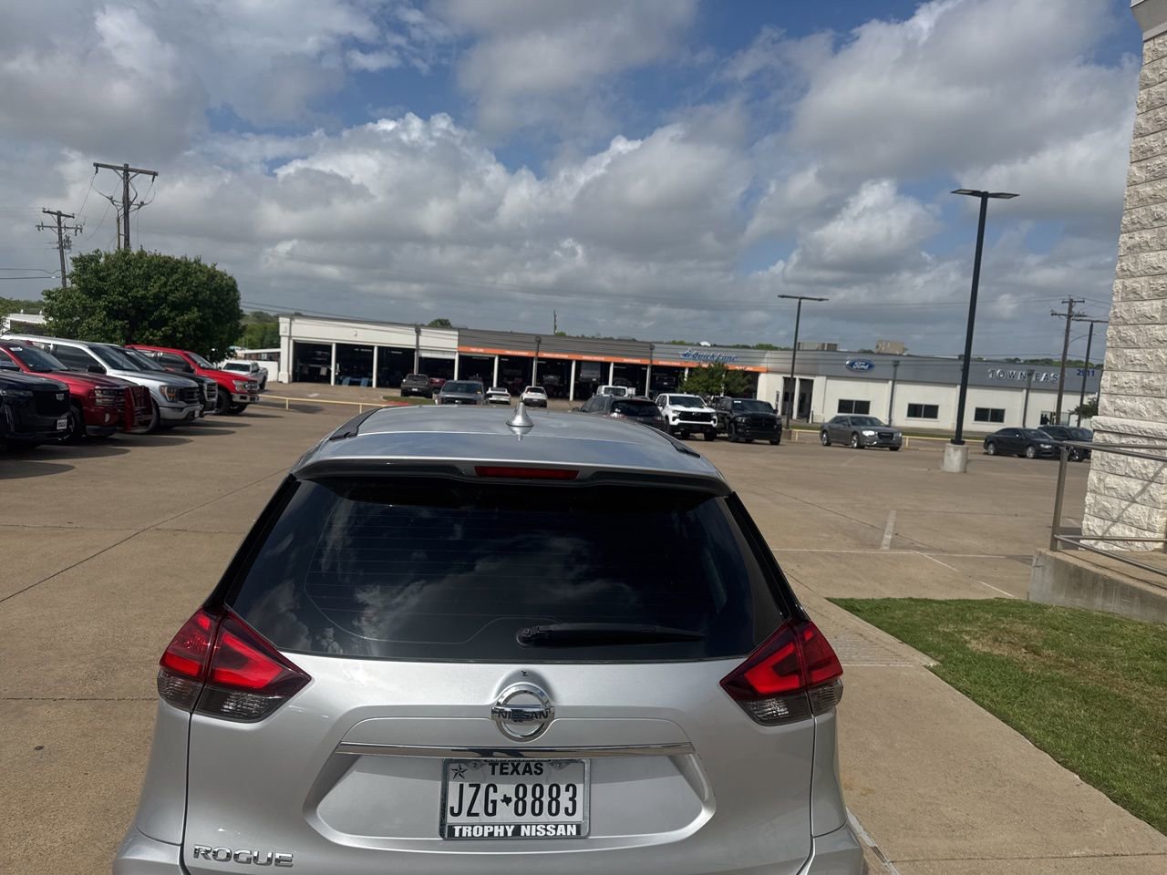 Used 2017 Nissan Rogue S image 5