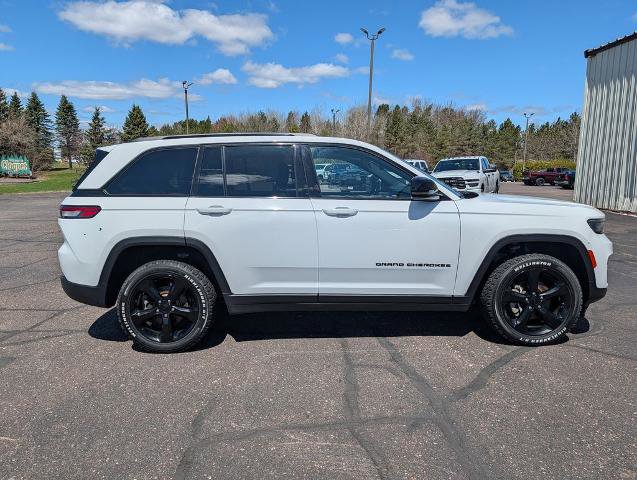 Used 2023 Jeep Grand Cherokee Altitude AWD/4WD image 4