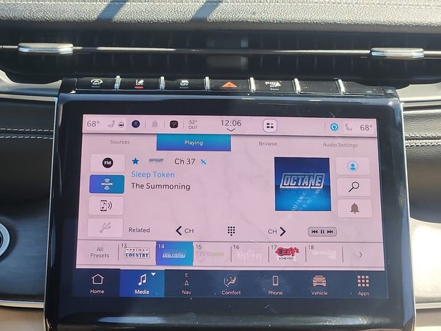 Used 2025 Jeep Grand Cherokee Limited w/ Luxury Tech Group II AWD/4WD image 16