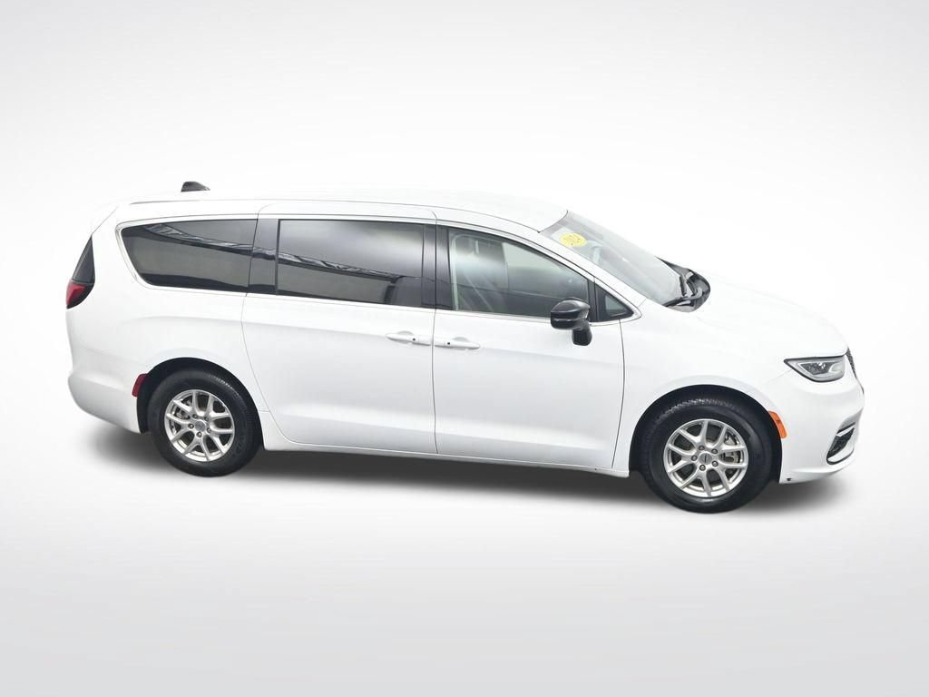 Used 2024 Chrysler Pacifica Touring-L FWD image 25