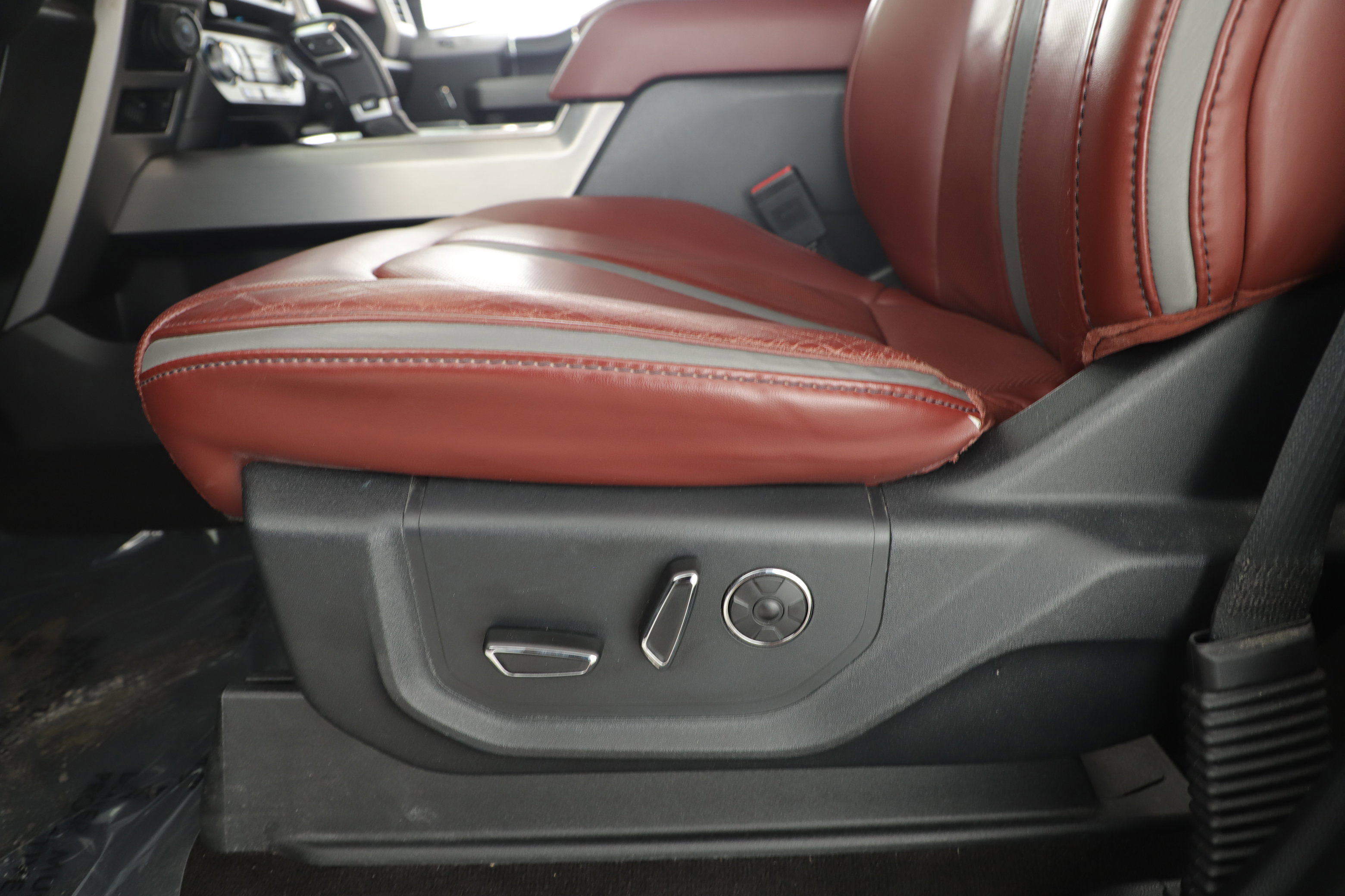 Certified 2018 Ford F150 Platinum w/ Equipment Group 701A Luxury image 11