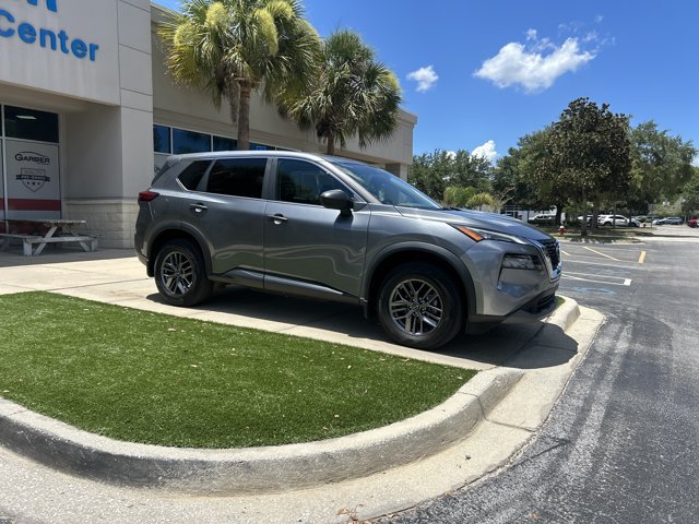 Used 2023 Nissan Rogue S AWD/4WD image 2