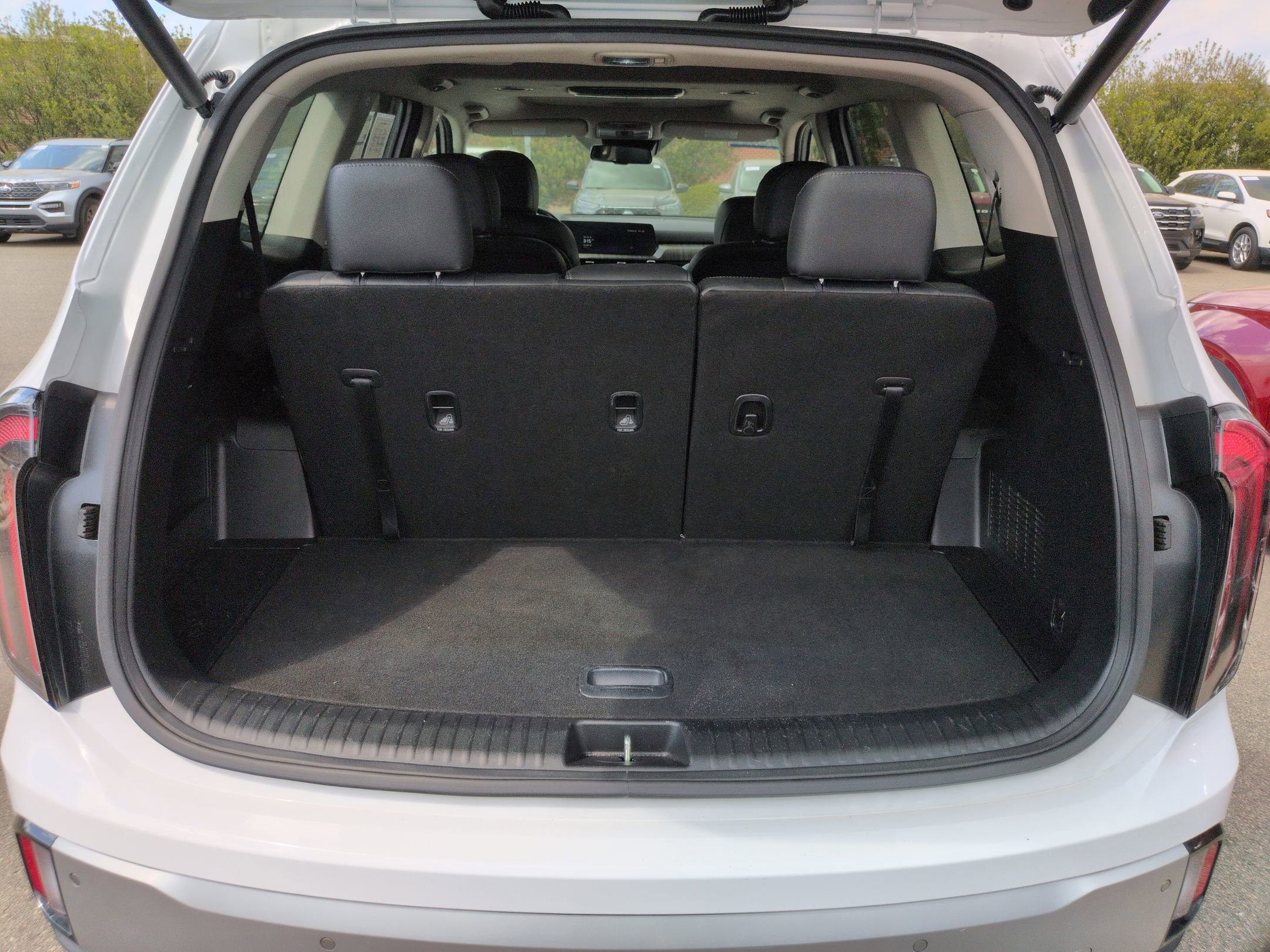 Used 2024 Kia Telluride EX w/ EX Captain's Chair Package FWD image 33