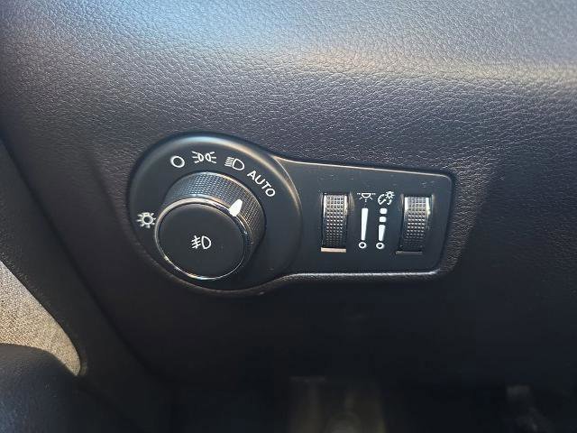 Used 2023 Jeep Compass Latitude w/ Sun and Sound Group image 35