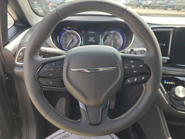 Used 2025 Chrysler Pacifica Limited FWD image 26