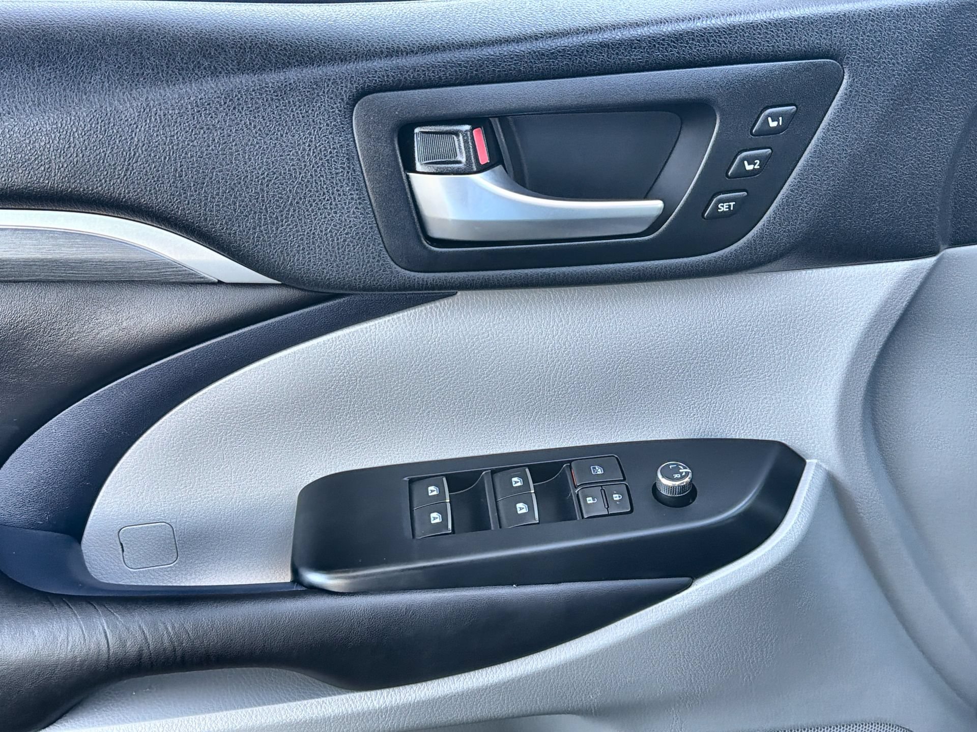 Used 2019 Toyota Highlander Limited FWD image 13