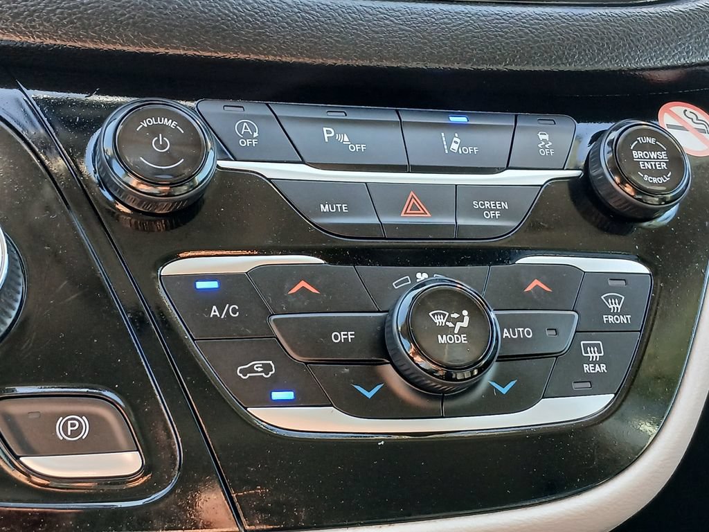 Used 2024 Chrysler Pacifica Touring-L FWD image 14