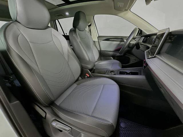 Used 2025 Volkswagen Tiguan SE w/ Panoramic Sunroof Package AWD/4WD image 15