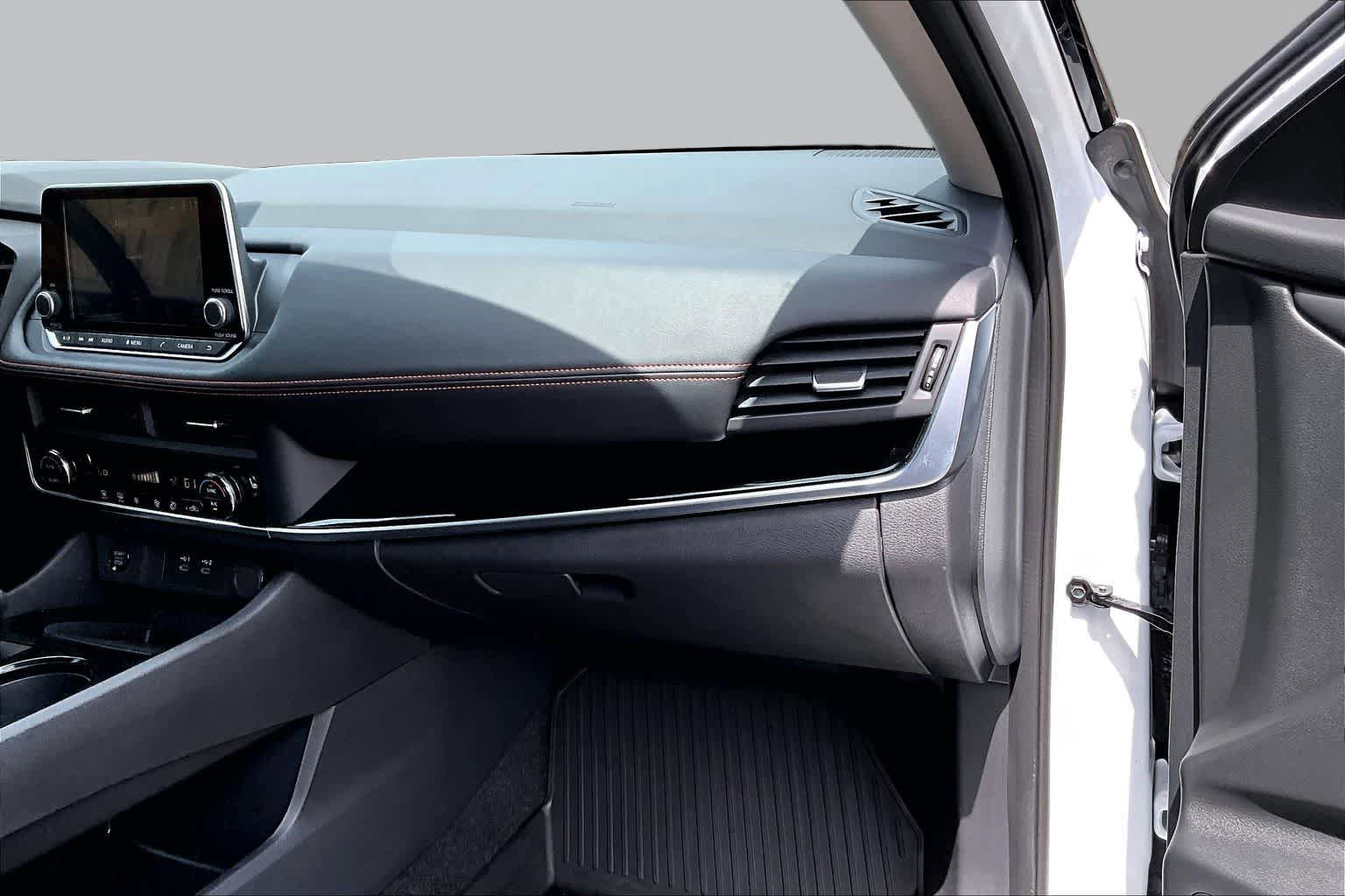 Used 2025 Nissan Rogue SV AWD/4WD image 19